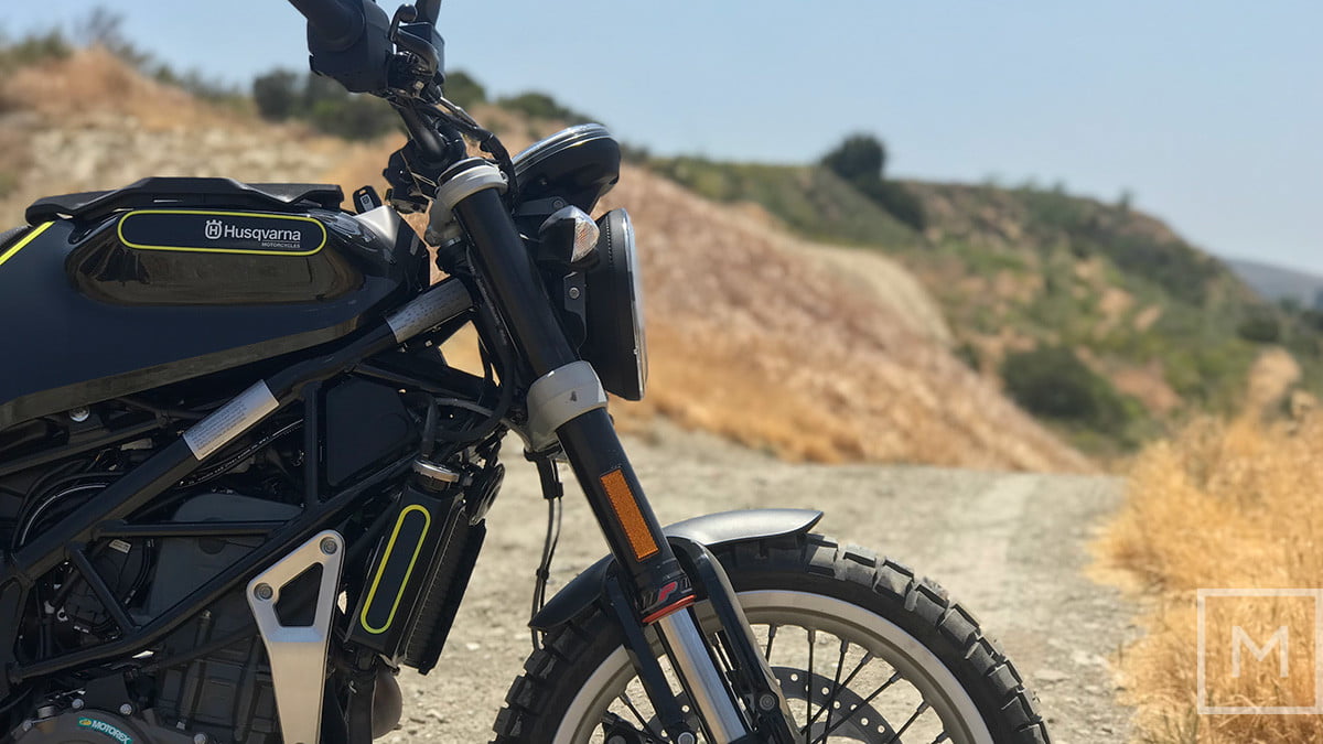 Husqvarna svartpilen在右边