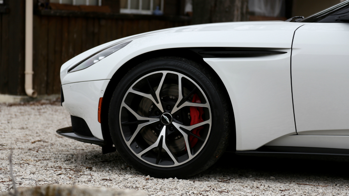 astonmartindb11优先驱动白轮