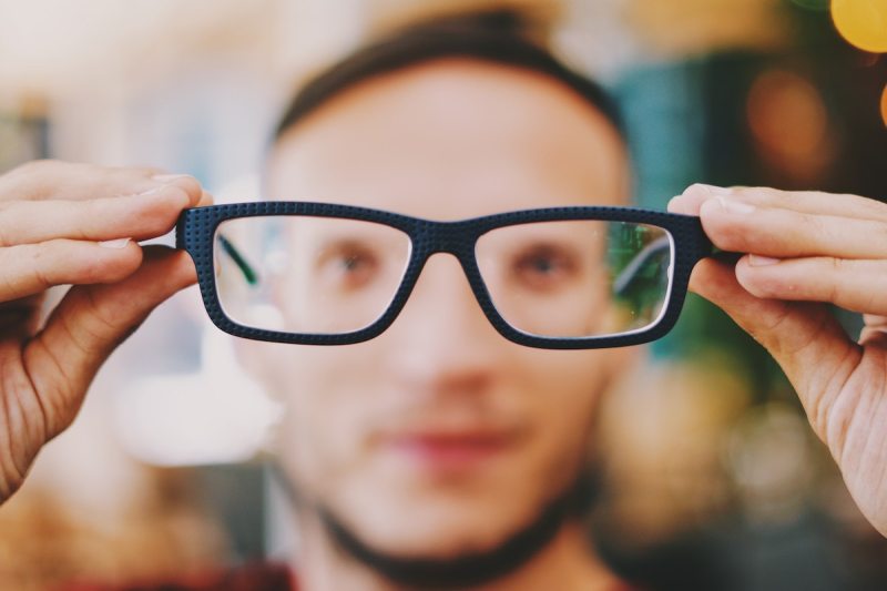 人举杯模糊视觉