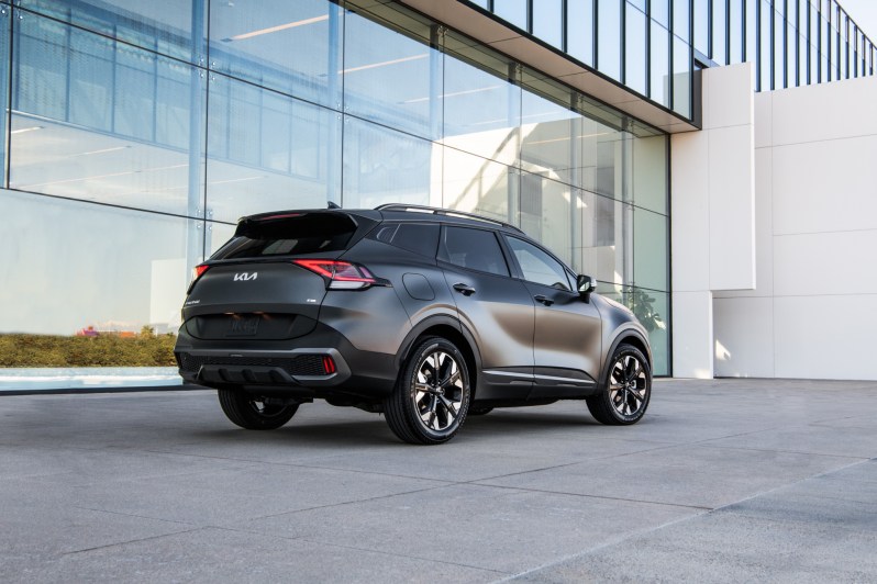 2024Kia运动gePHEV右后方3/4视图停在现代办公楼前