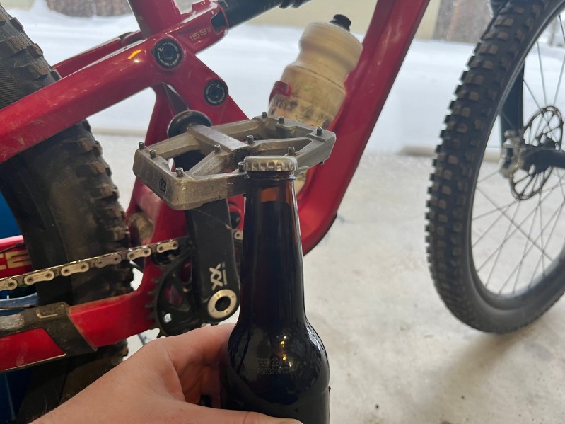 使用山脚踏板破啤酒帽