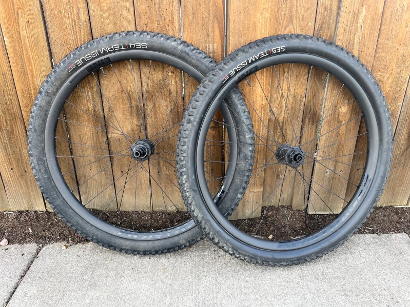 一组废碳纤维山车轮