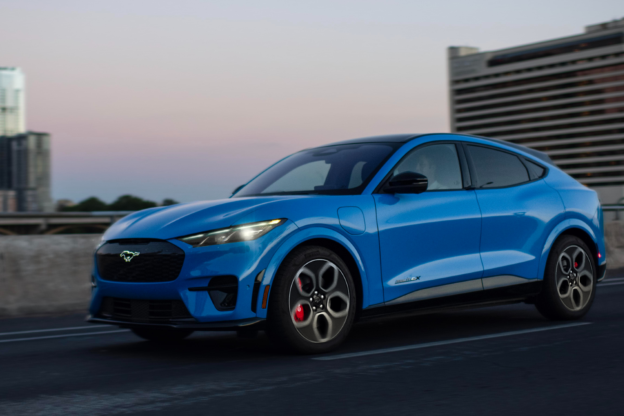 蓝2024野马Mach-E左前方3/4拍通路