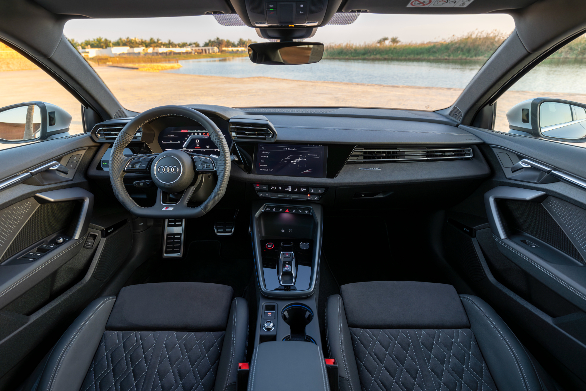 蓝2025AudiS3内部视图前置座区和仪表板直接取自高居第二行