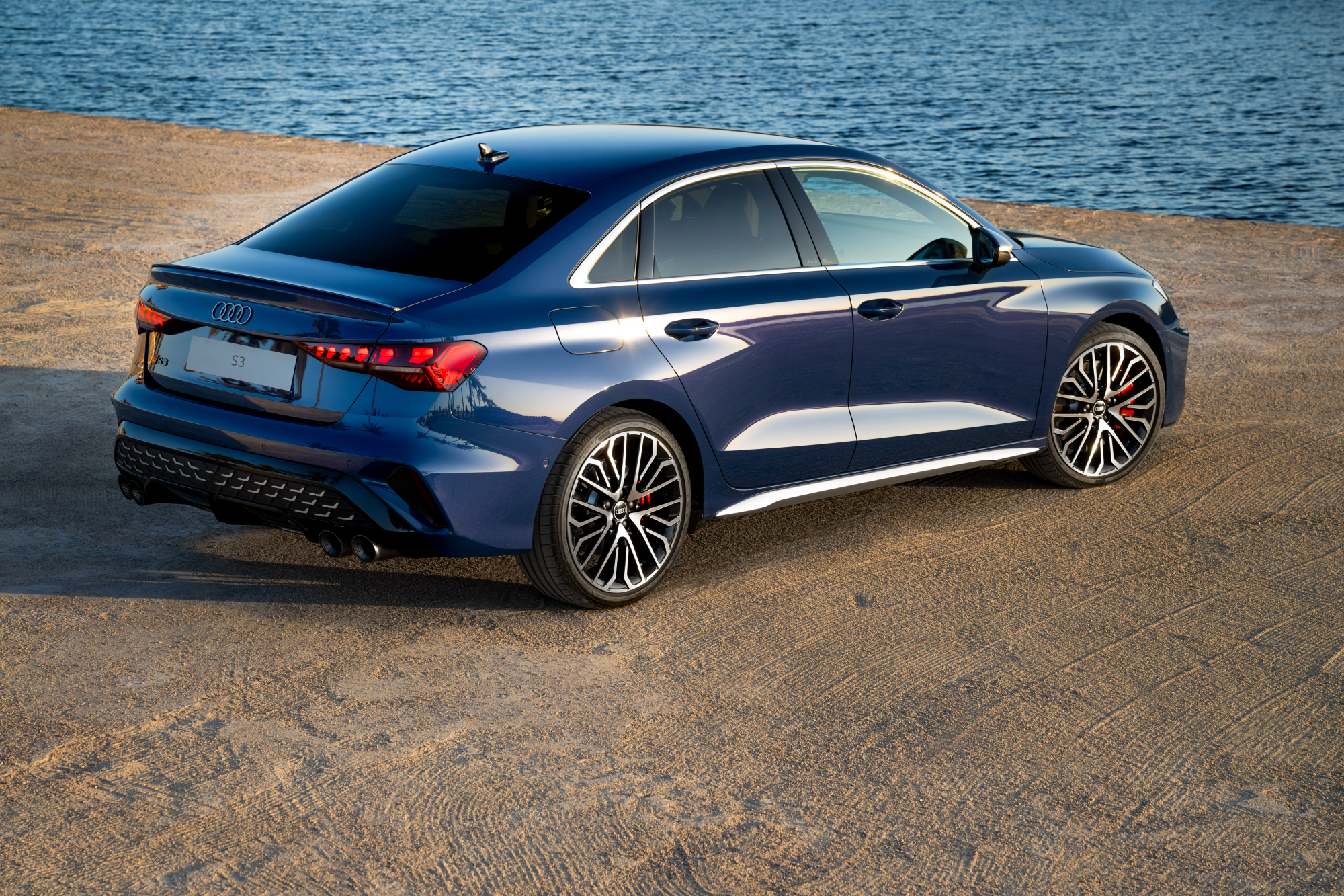 蓝2025AudiS3右后方3/4视图停靠海滩后台