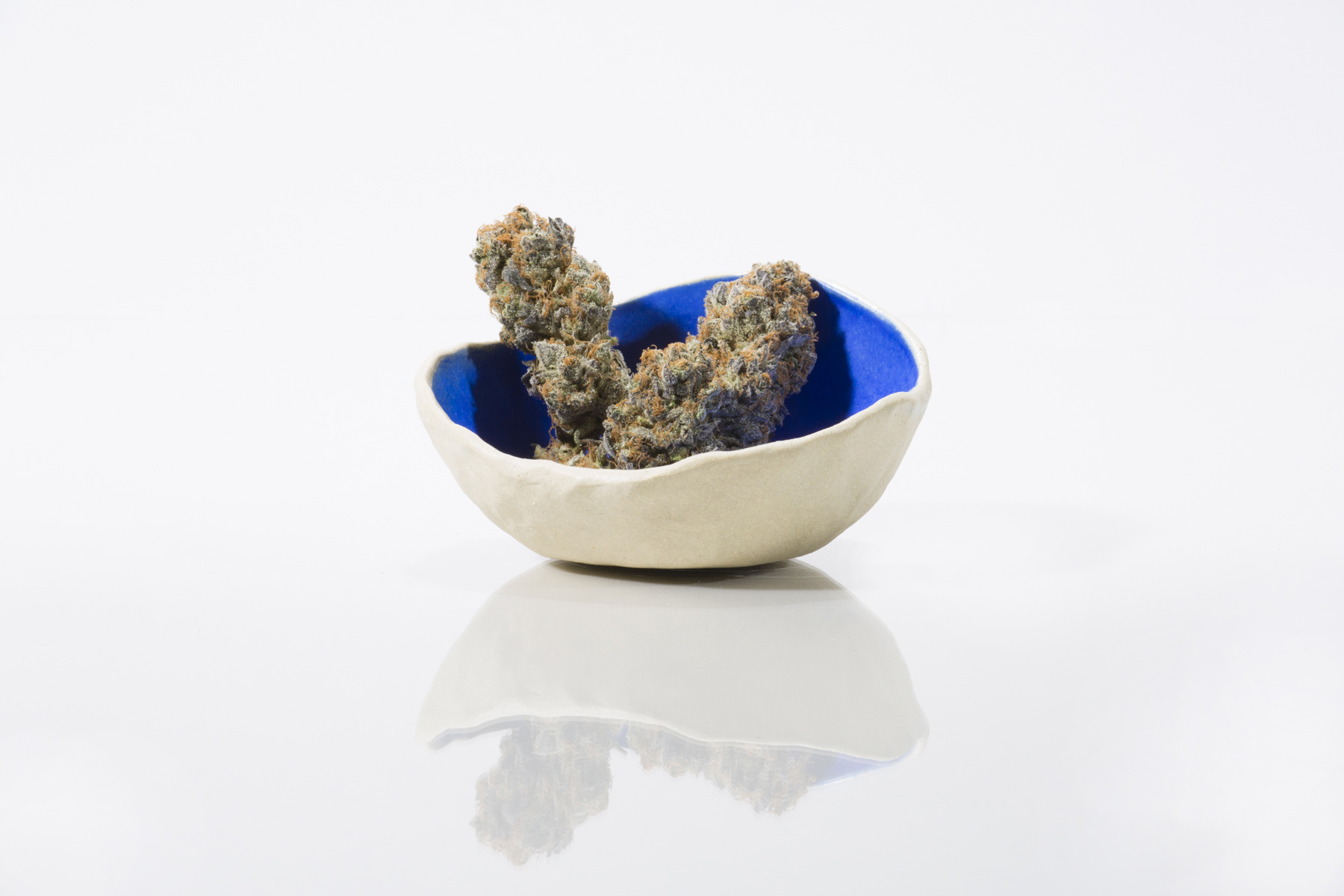 高端大麻、上层杂草、上层萌芽、高端萌芽、高端杂草