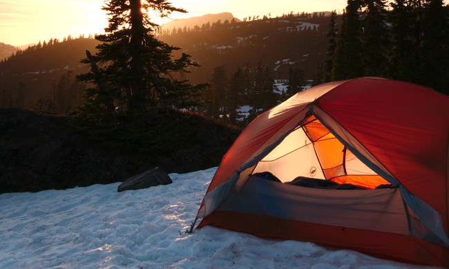 冬宿帐篷雪日出
