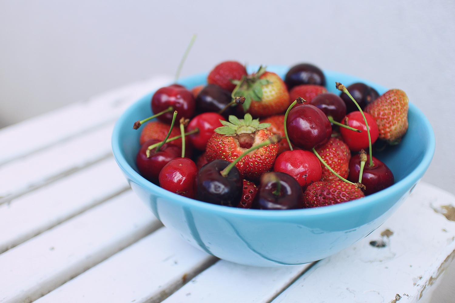 草莓和樱桃碗