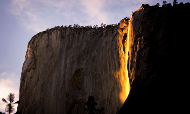 加州Yosemite国家公园马尾瀑布年度失火事件