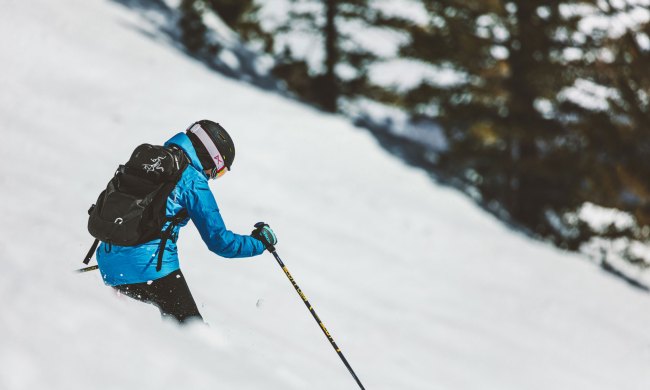 人滑坡蓝夹克和滑雪头盔