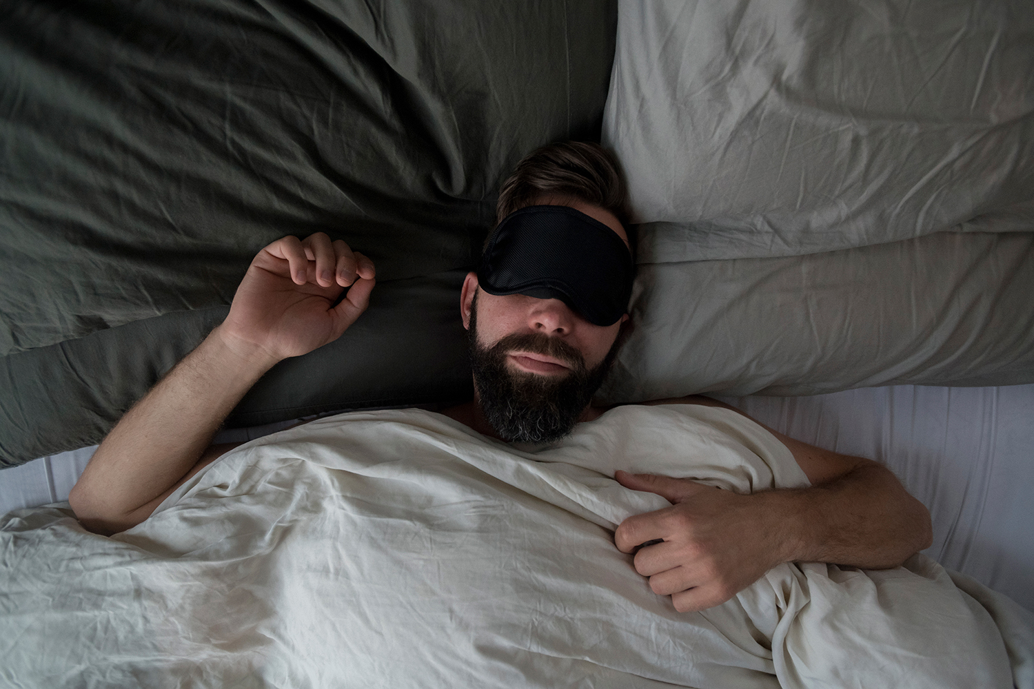 人床上戴隐蔽面罩