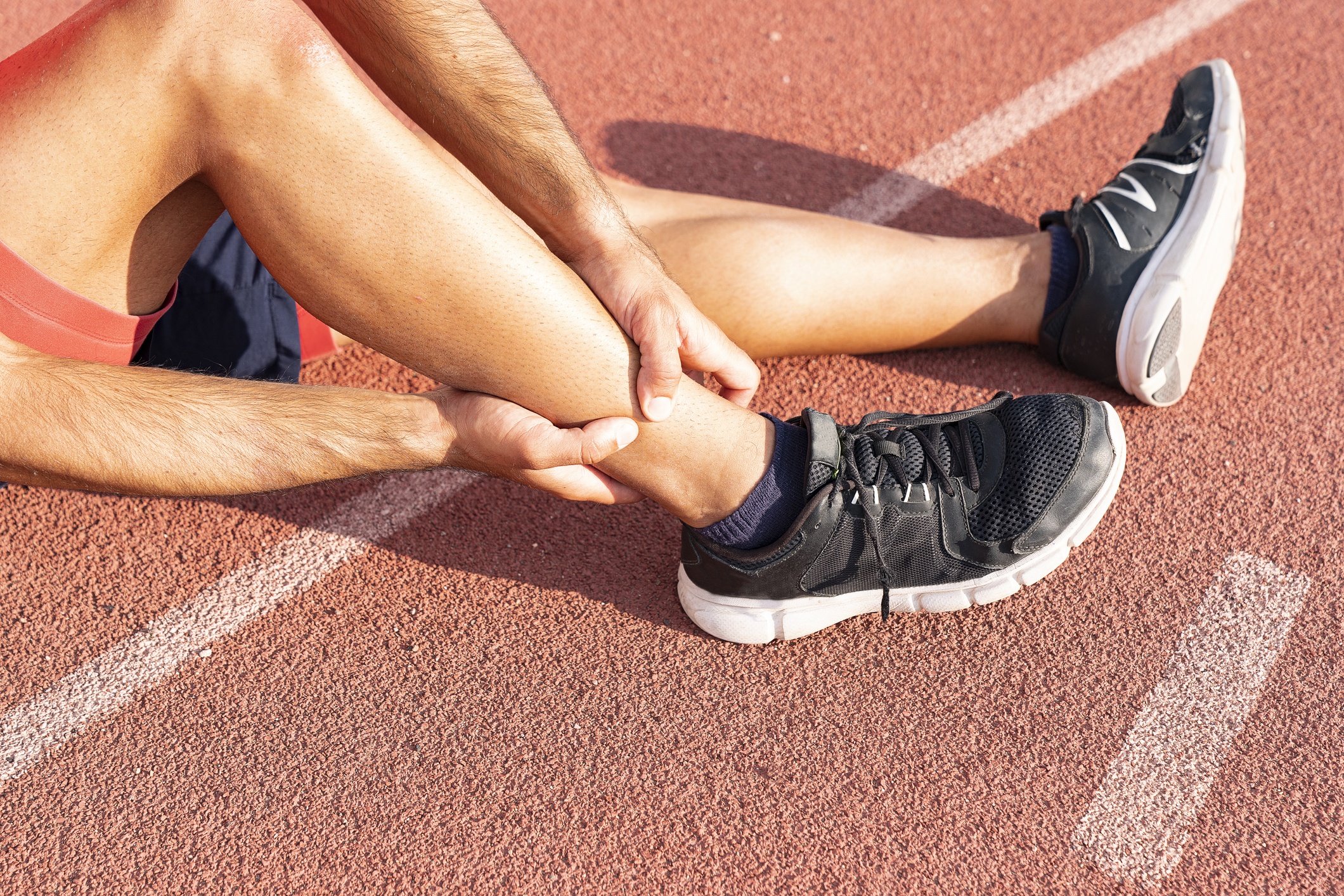 运动受伤 人室外运动时脚踝疼痛膝盖受创