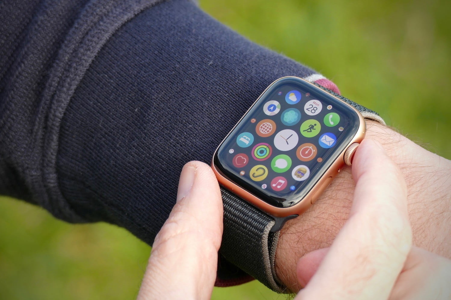 苹果观察SE戴在某人手腕上 程序显示屏幕
