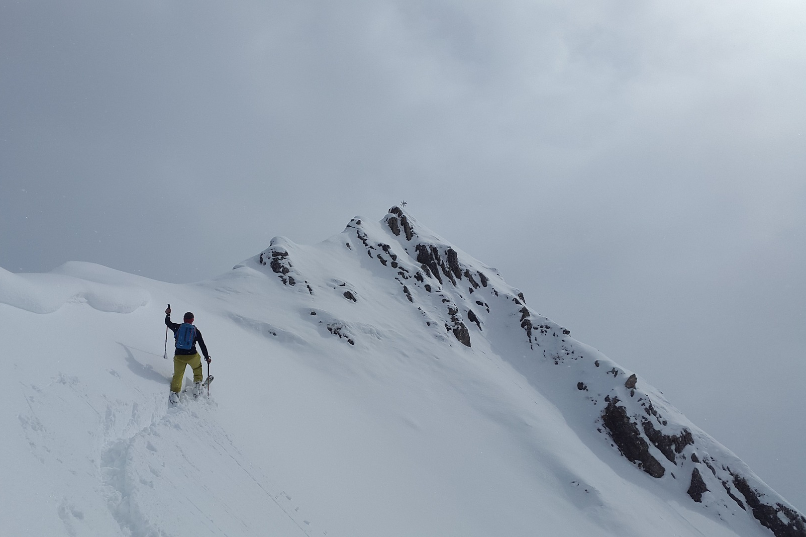 人背地滑雪山坡