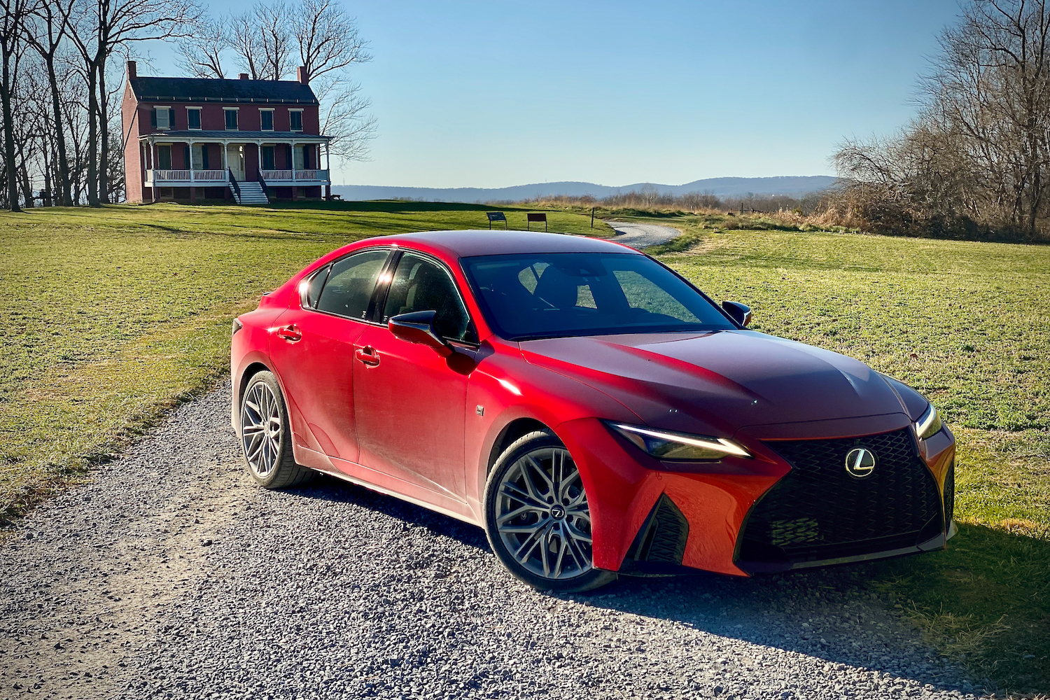 列克萨斯500前端乘客侧 后方有房子和石子路