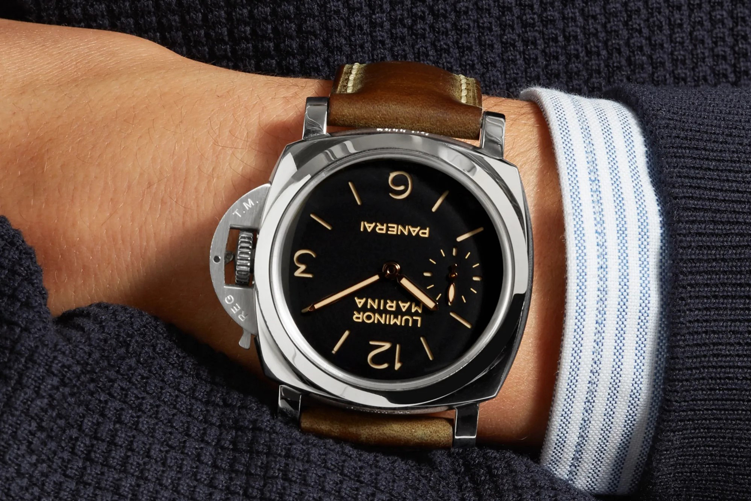 贴近人手佩戴Panerai Luminor Marina