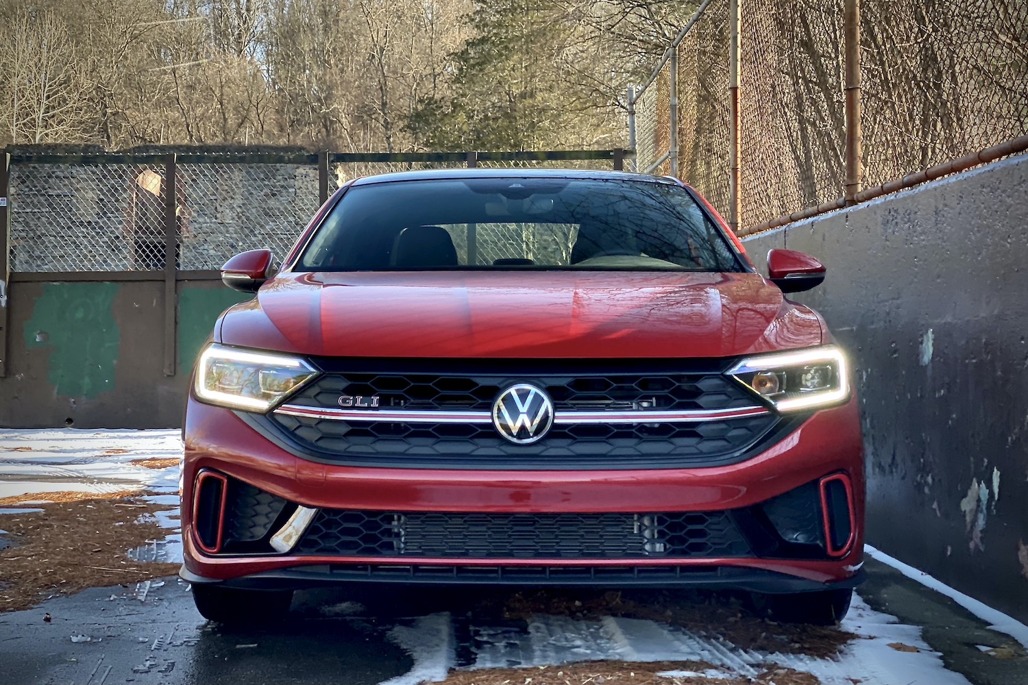 近2022VolkswagenJetta前端,下雪覆盖停车场头灯开