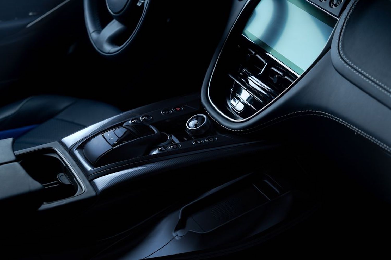 关闭Aston MartinDBX707中心