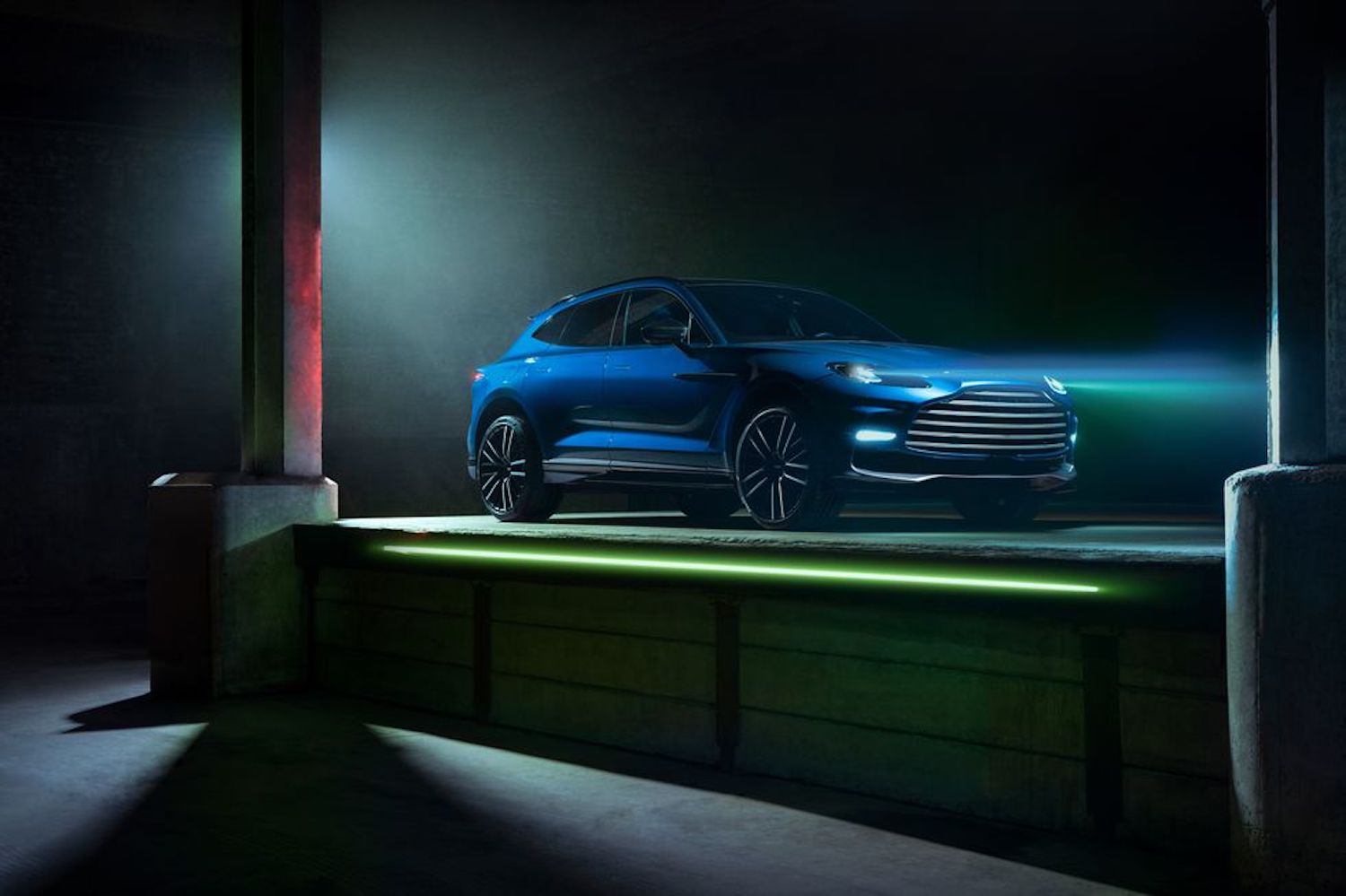 Aston MartinDBX707前端