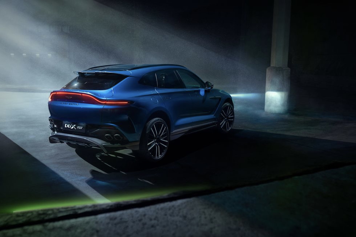 Aston MartinDBX707后端