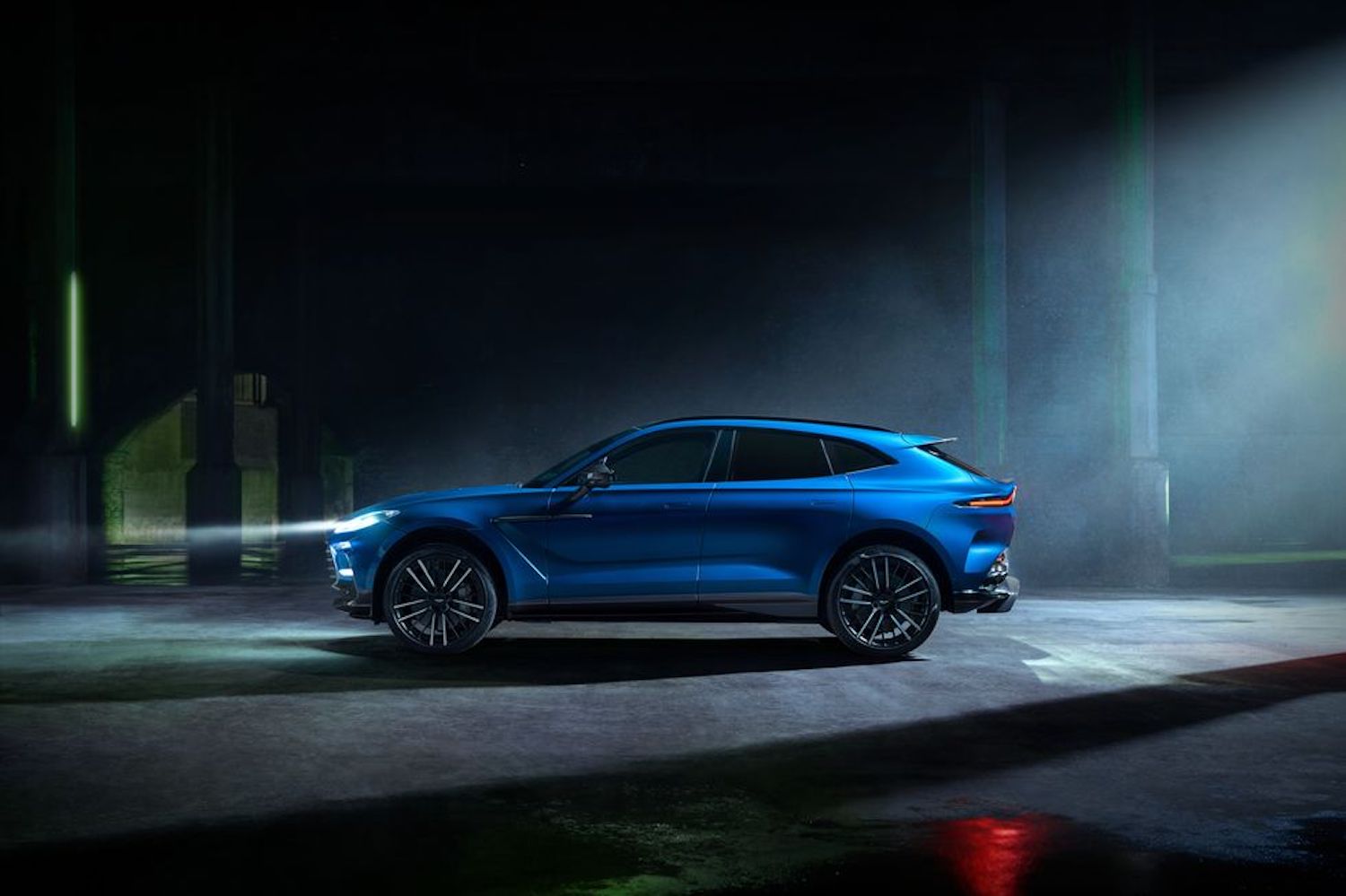 Aston MartinDBX707侧侧侧配置