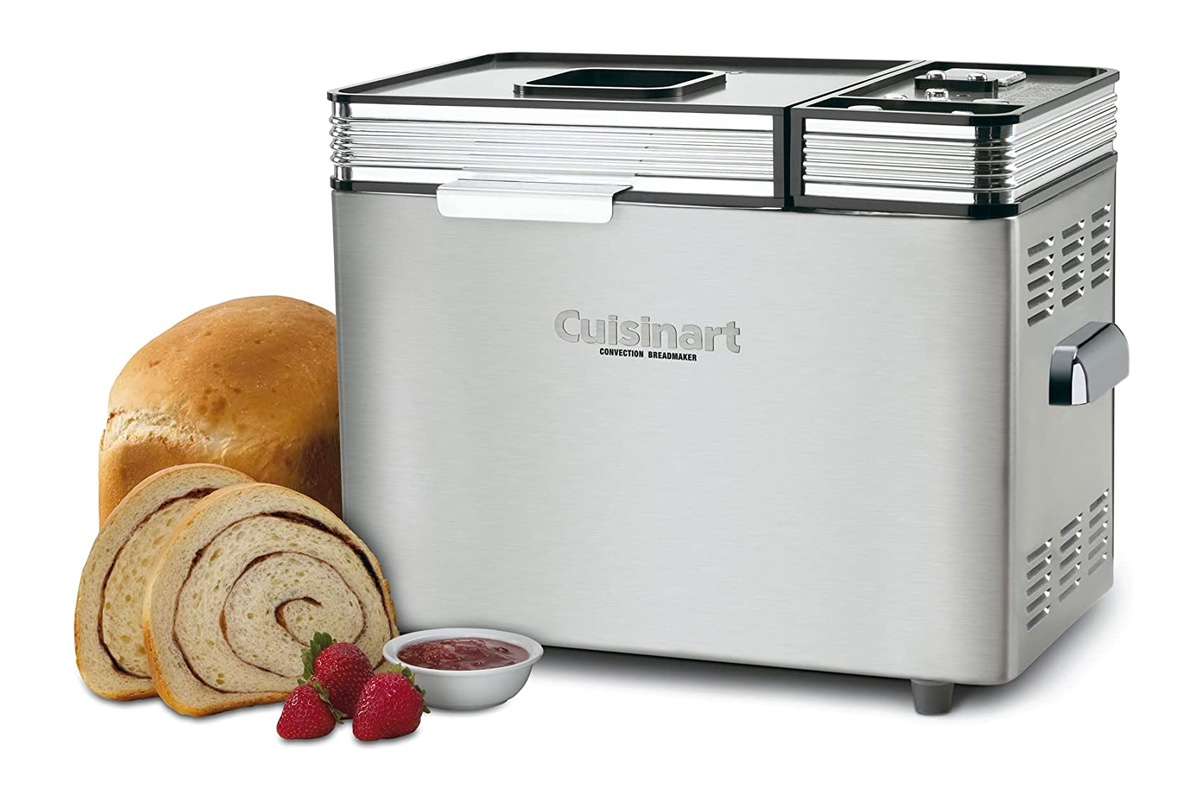 CusinartCBK-200对流面包制作器坐在面包草莓卷旁