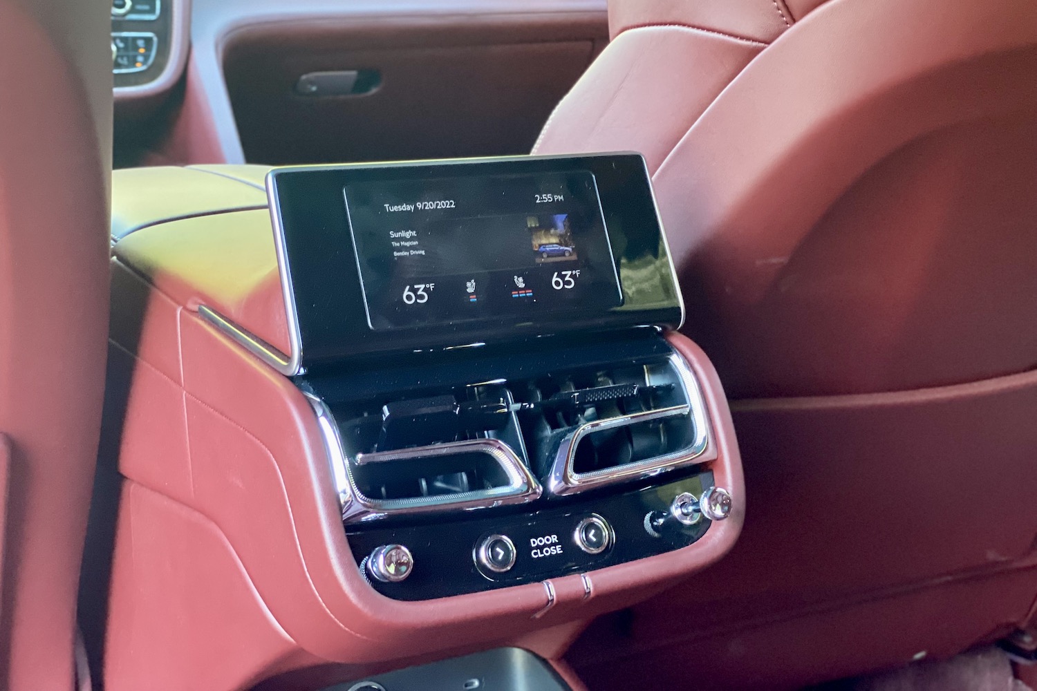 关闭2023年BentleybentaygaEWBSUV外