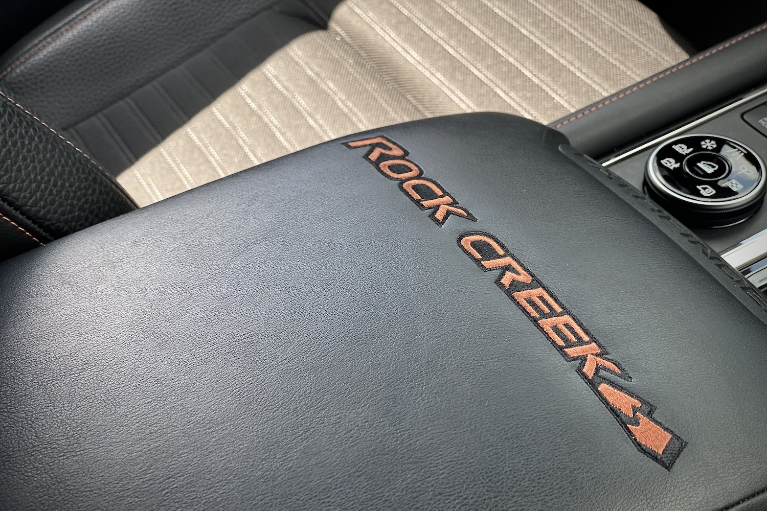 关闭2023年Nissan路由器中心控制台机箱中的RockCreek徽章