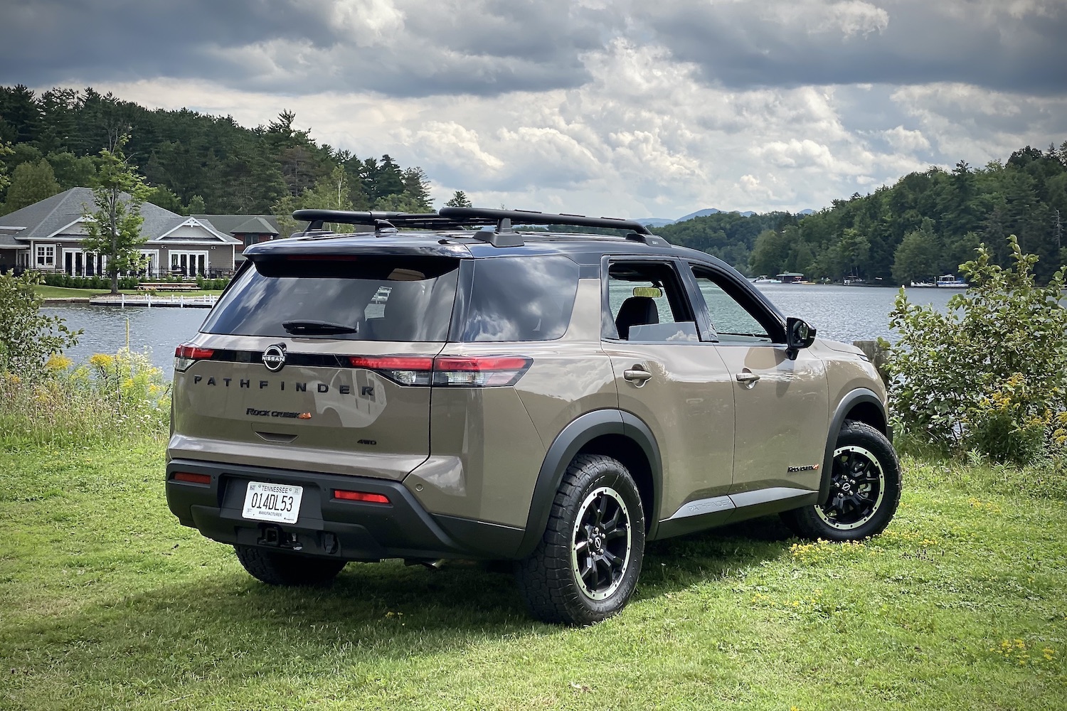 后端角2023Nissan路由客运侧带黑云和湖