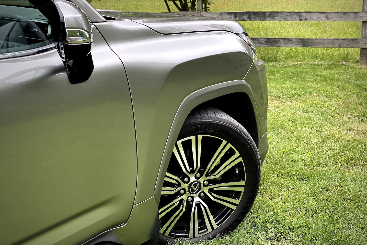 关闭2022LexusLX600右轮大道、屏蔽器和轮播草场