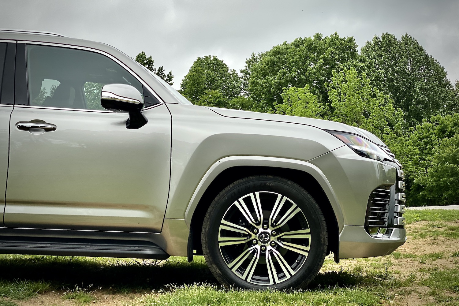侧剖面视图 2022LexusLX600前端 从客运侧草场