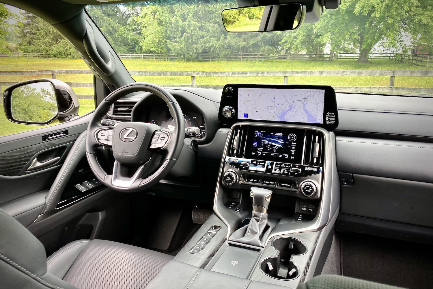 关闭2022LX600仪表板后端有树和草场