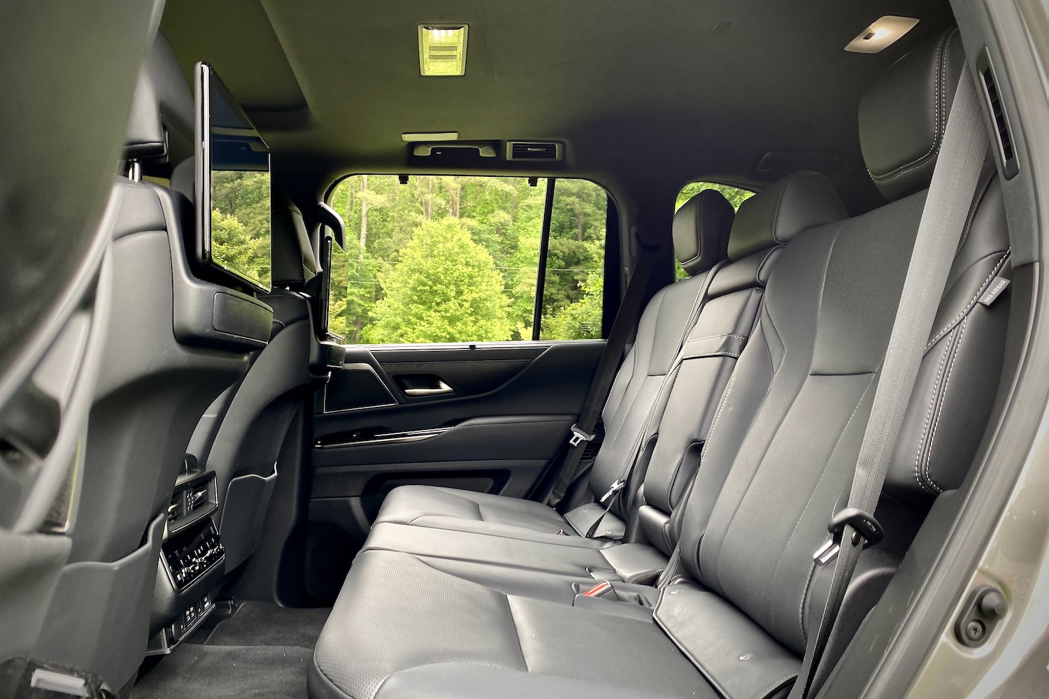 2022LexusLX600二排位从驱动侧带树背
