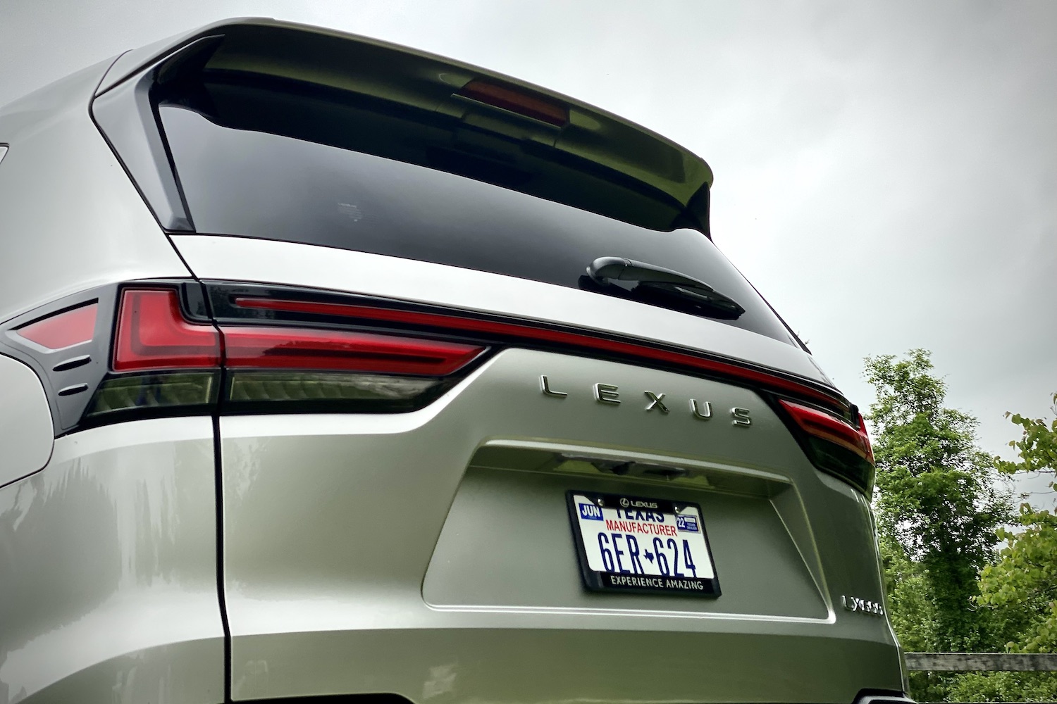 后端2022LexusLX600后端徽章和闪电后端灰色天空