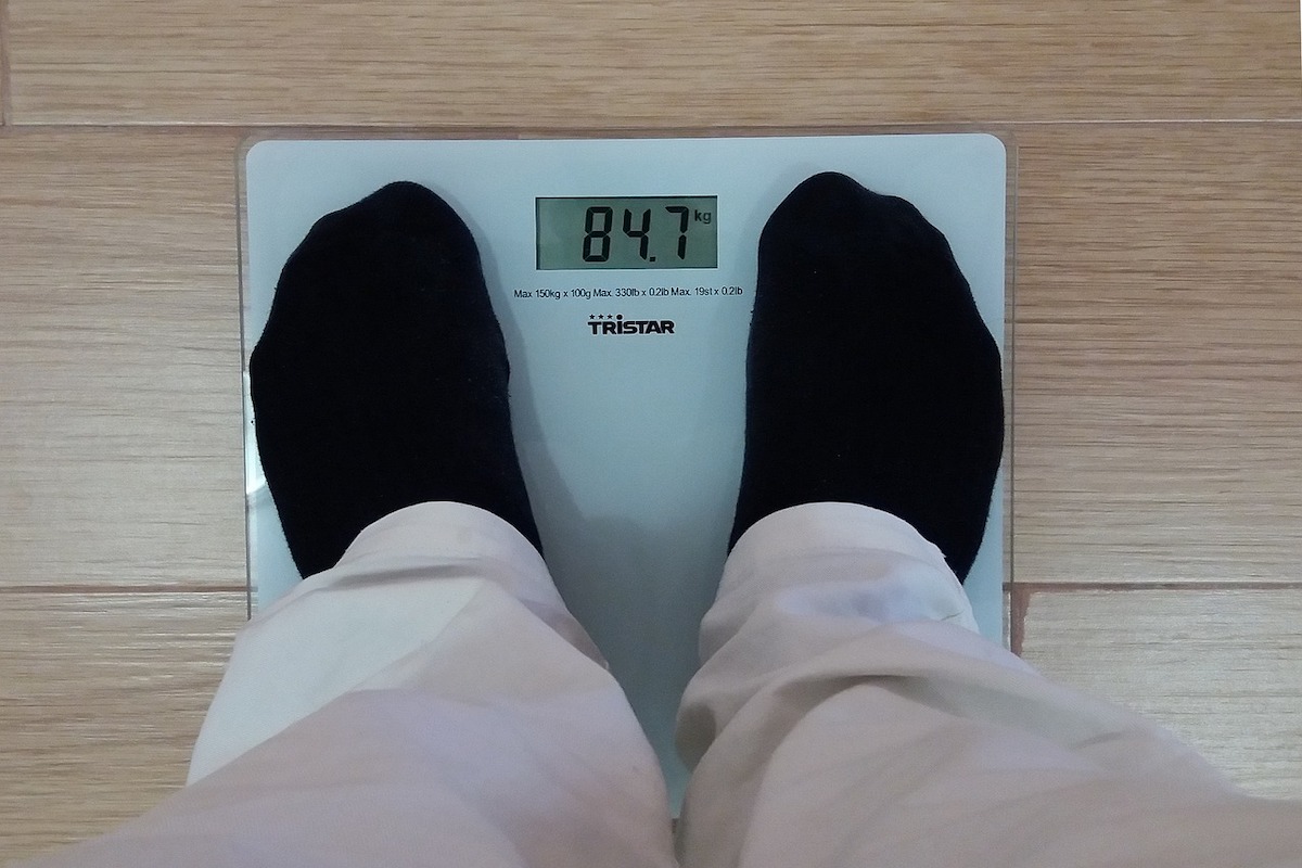 人站在体肥尺度