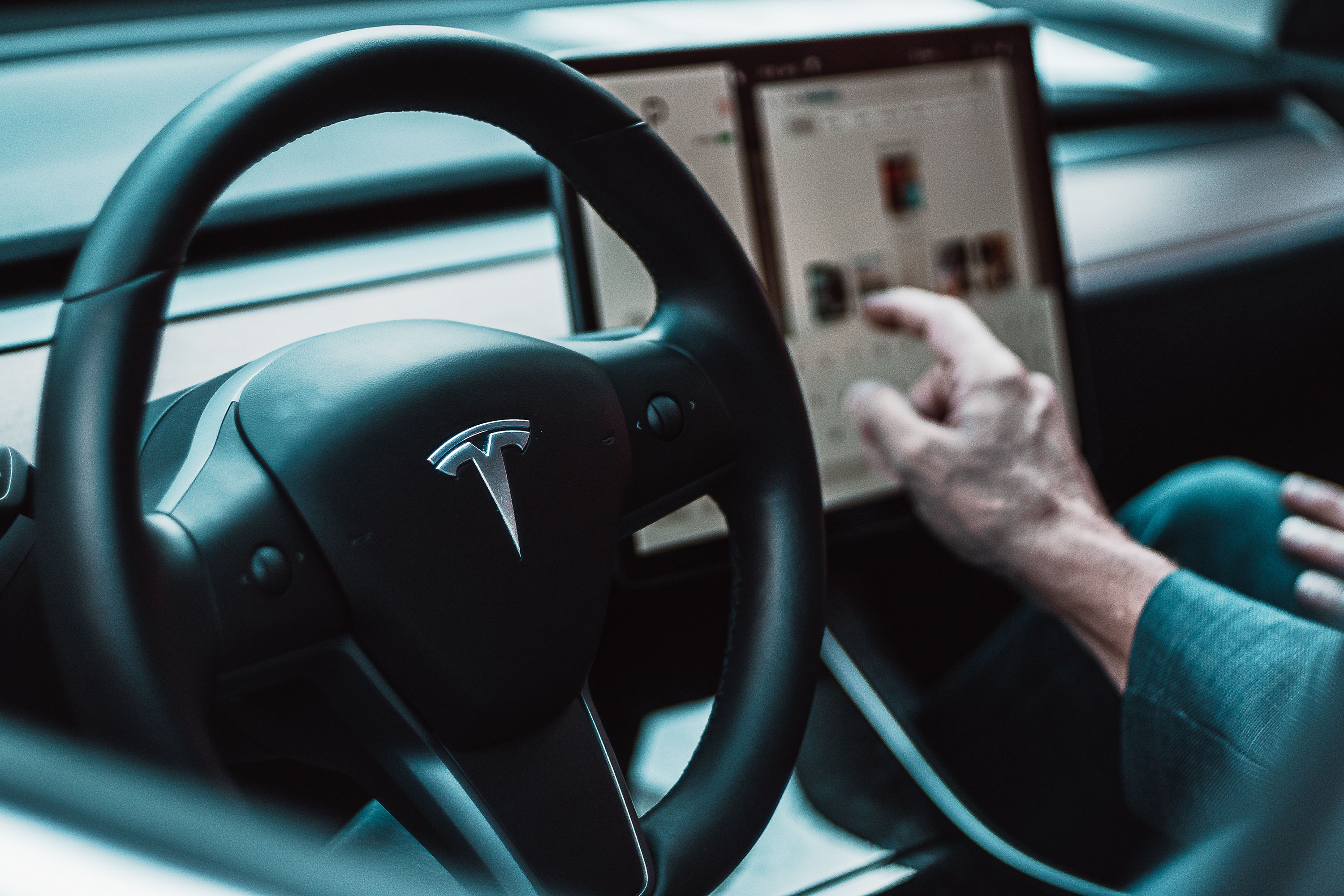 人驾驶Tesla时使用触屏特征