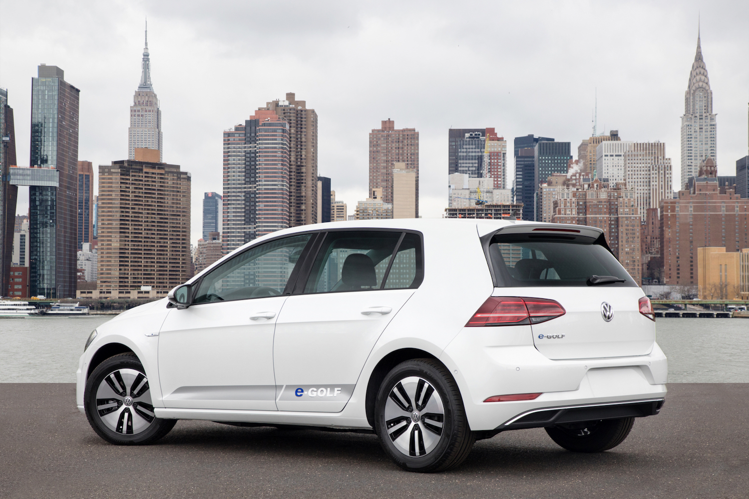后端角2017VolkswageeGolf停靠在高楼城前