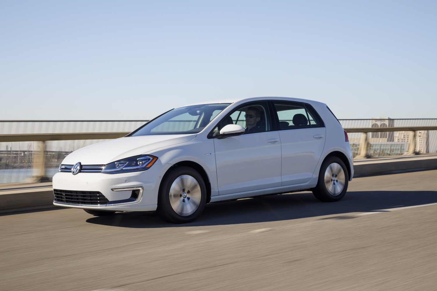 2017VolkswageeGolf在蓝天前沿路行驶