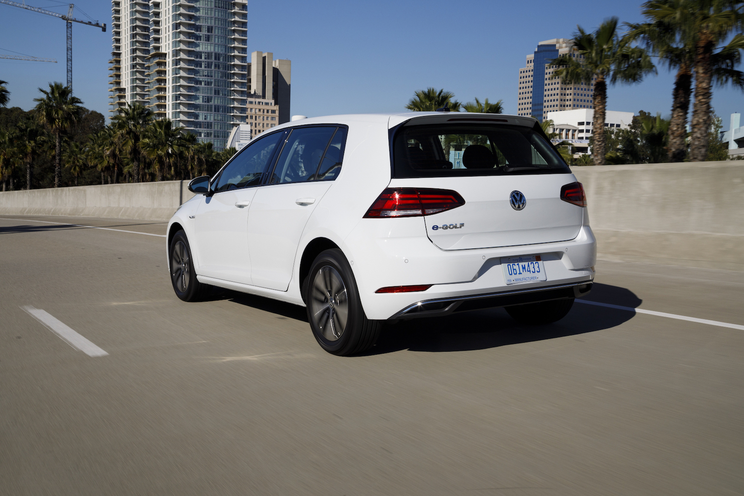 后端角2017VolkswageeGolf驾驶沿路高楼前