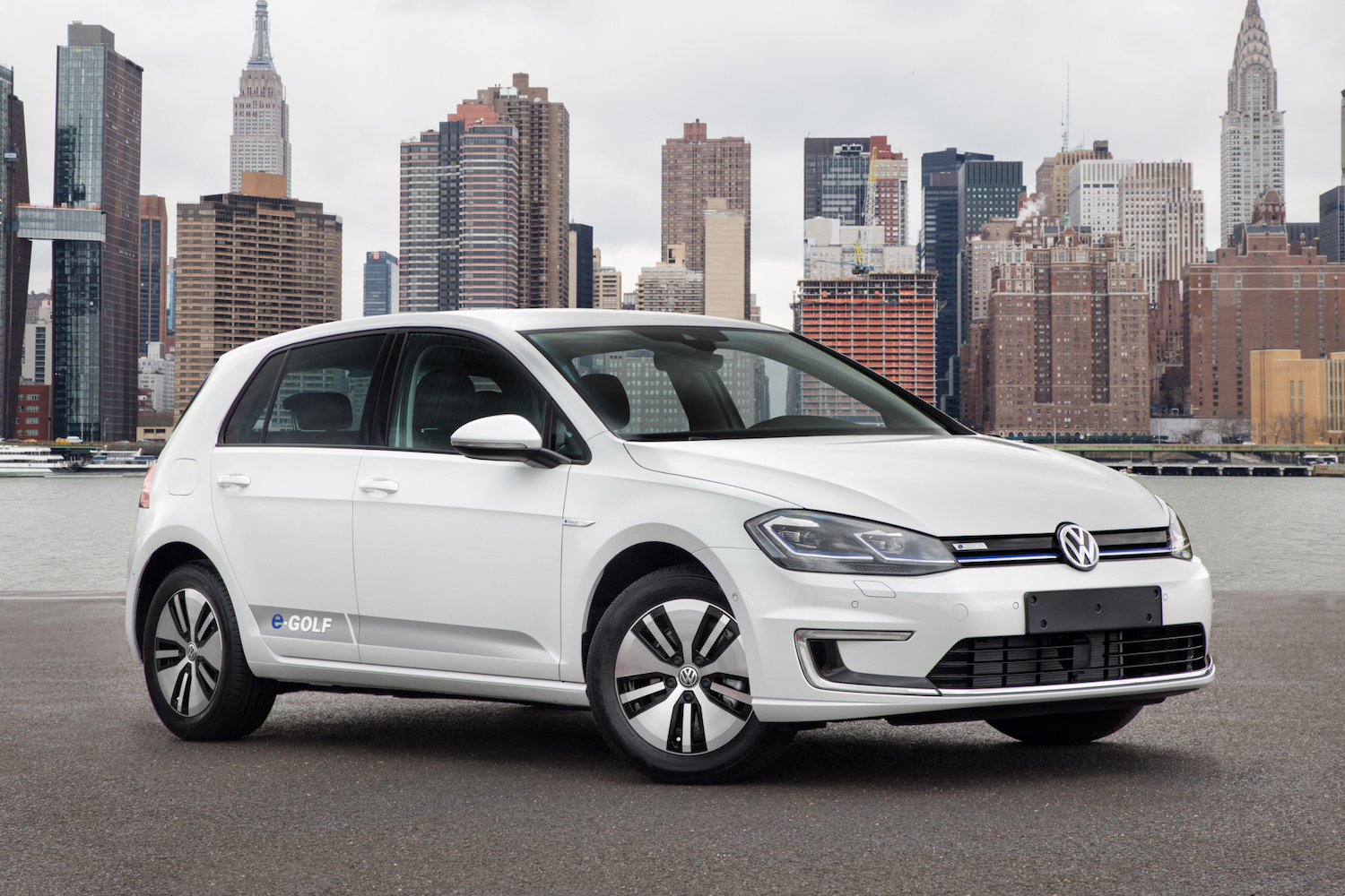 2017VolkswageeGolf前端客运侧角停靠在高楼城前