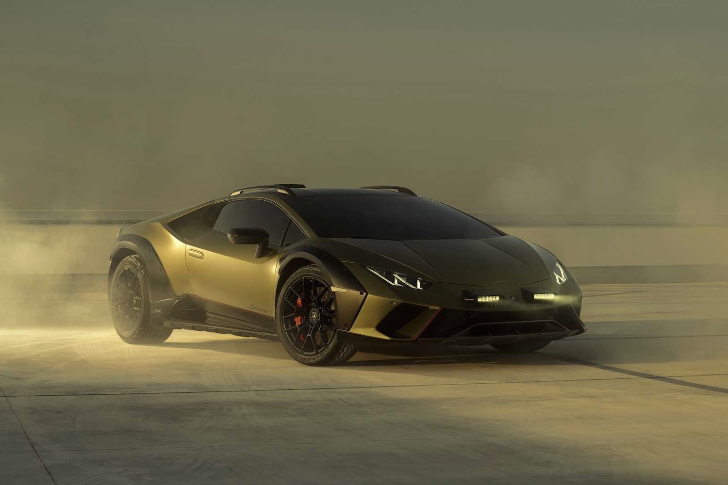 2023 LamborghiniHuracan前端角,后排烟雾