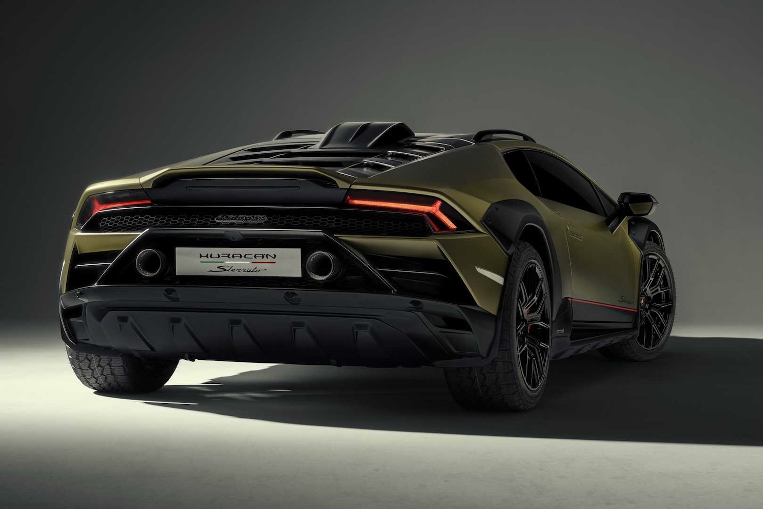 2023Lamborghinihuracan侧面配置工作室,尾灯开亮并高亮照明