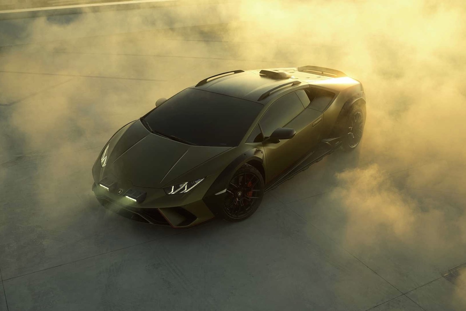 2023LamborghiniHuracan前端日落时屋顶上烟雾背部