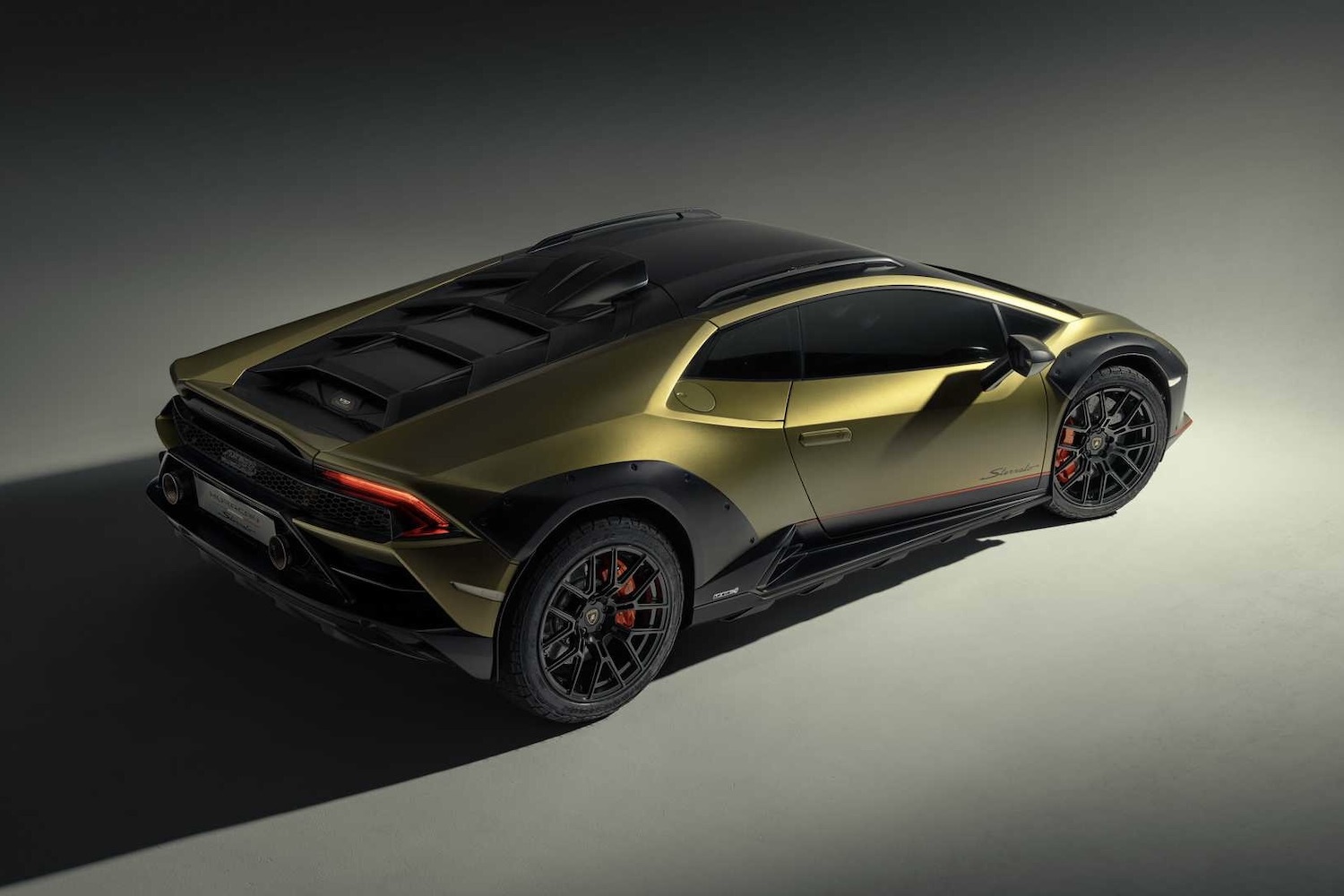 后侧角Lamborghinihuracan从客服侧面 工作室带戏剧性照明