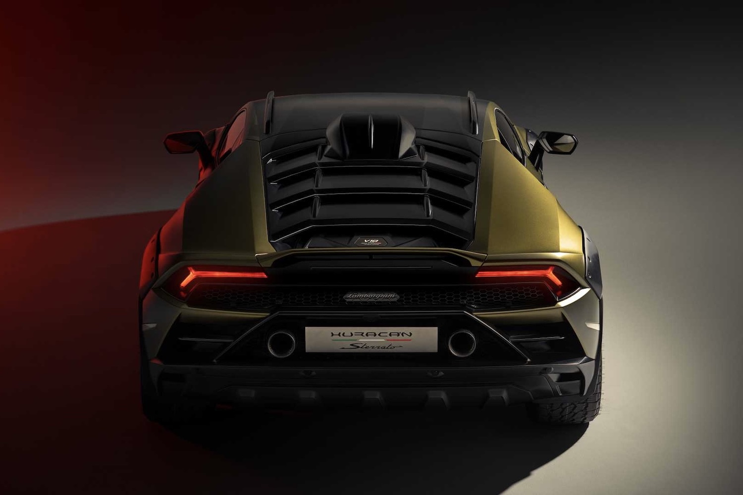 关闭2023Lamborghinihuracan工作室红白灯和尾灯