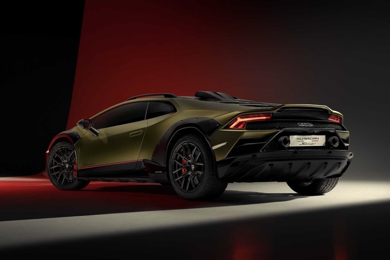 2023 LamborghiniHuracan后端角从驱动盘带红色、黑白灯和尾灯