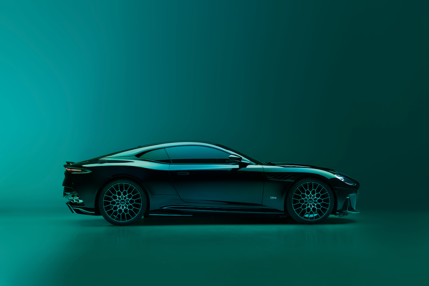 2023 Aston MartinDBS770超时端剖面