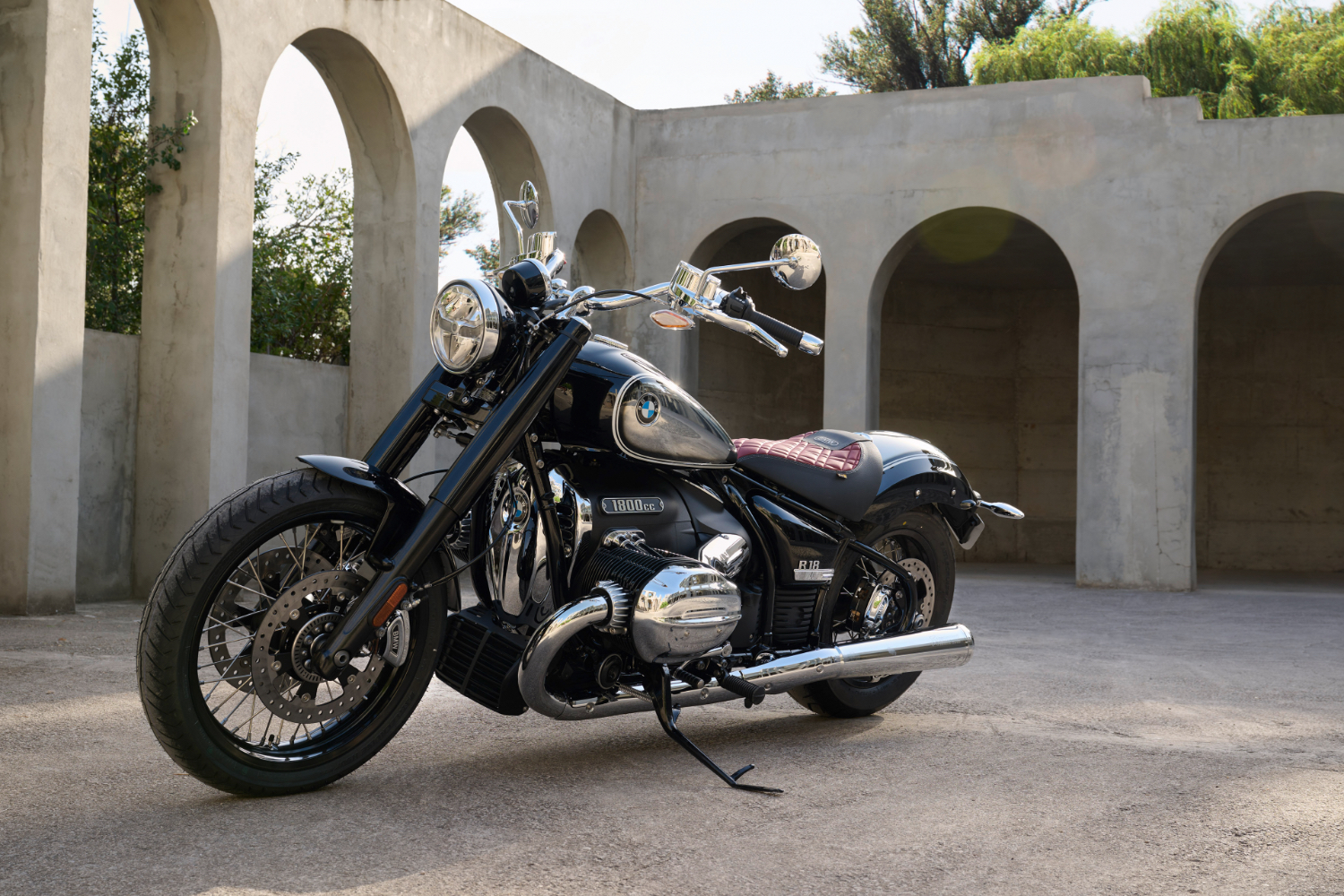 近距离侧角2023BMWR18100版停在别墅