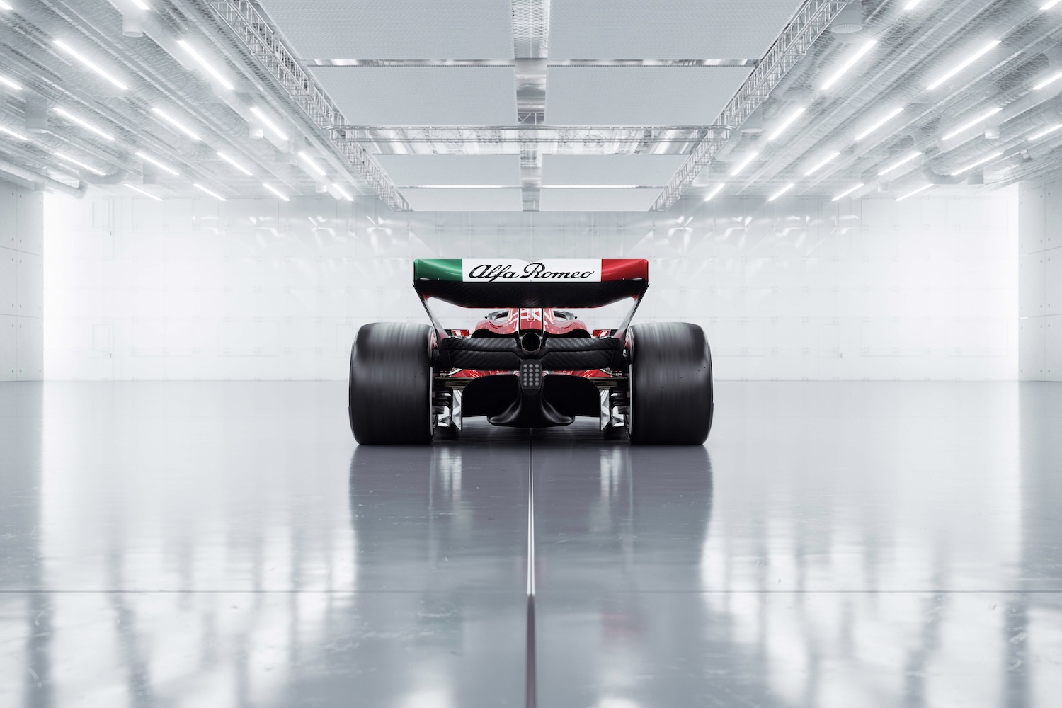 2023 Alfa RomeoF1C43后端关闭工作室,带亮工作室照明