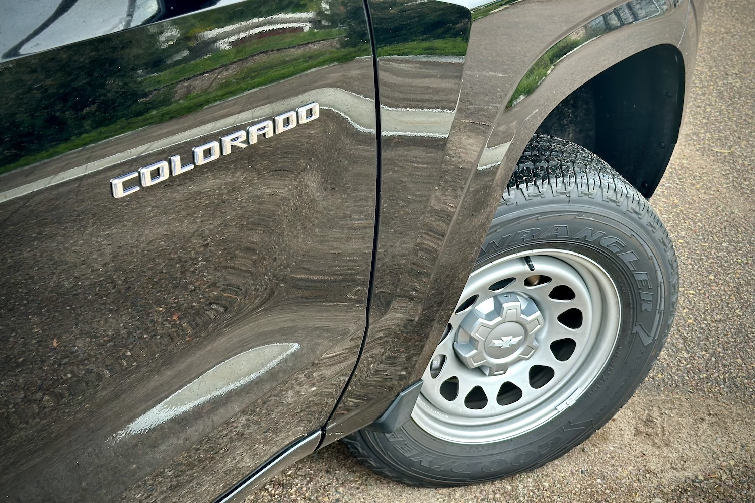 车轮前角2023Colorado和徽章停靠石路